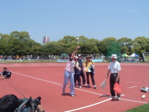 福岡県スポーツ大会の写真です。『エーイ』とソフトボール投げです。投げだしの角度が良いですね。これは飛んでるぞ！