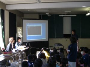 市内小学校の総合学習会の写真です。
視覚障害者がパソコンをどうやって使っているんだろう？って生徒さんは、
注目します。視覚障害者にとっては、パソコンは情報取得手段としての大切なツールです。パソコンが画面の文字を読み上げることに驚く生徒さんの顔が思い浮かびます。